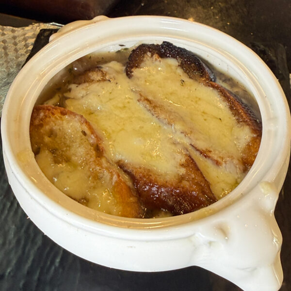 Soupe à l’oignon Avec Croûtons au Gratin